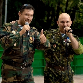 Автомат и гитара